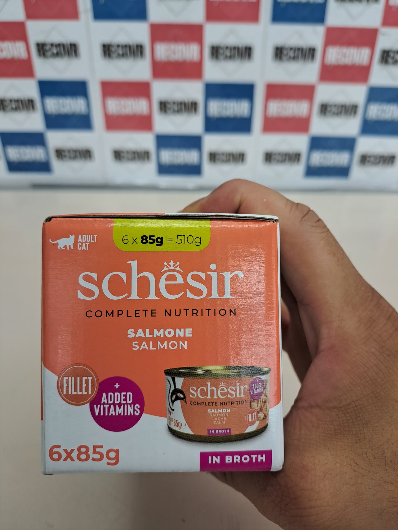 Comida húmeda completa para gatos con salmón en caldo (6 latas de 85 g).