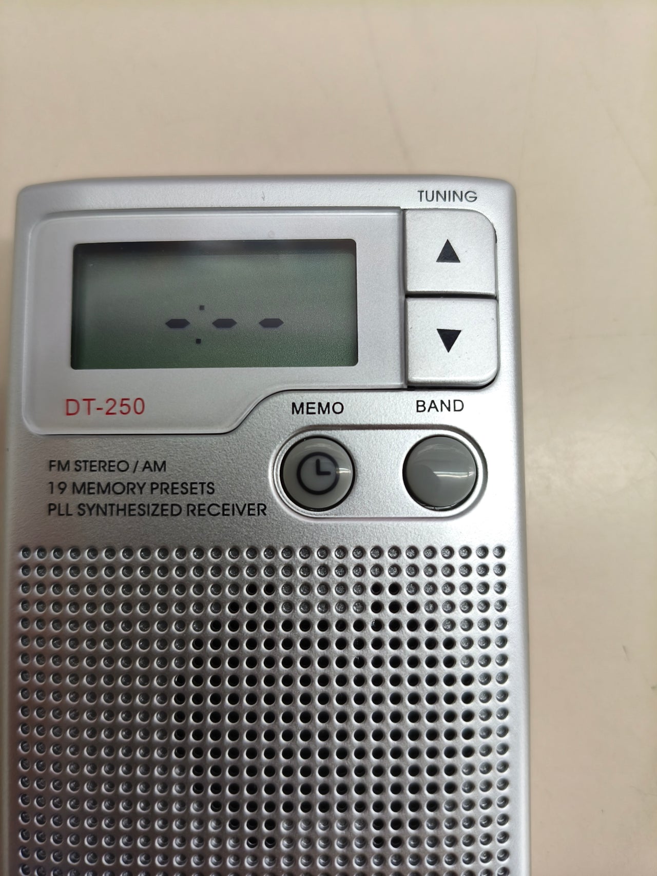 Radio portátil Sangean DT-250 digital AM/FM plateada