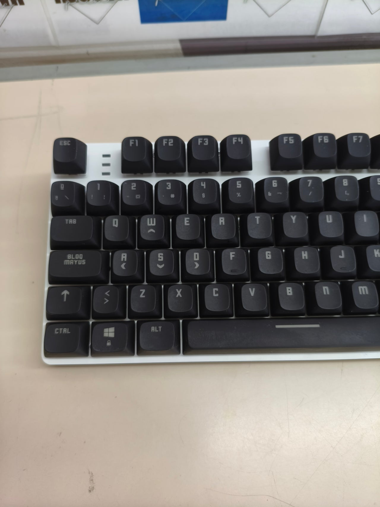 Teclado Gaming mecánico RGB 18 Efectos KROM Kernel Pro