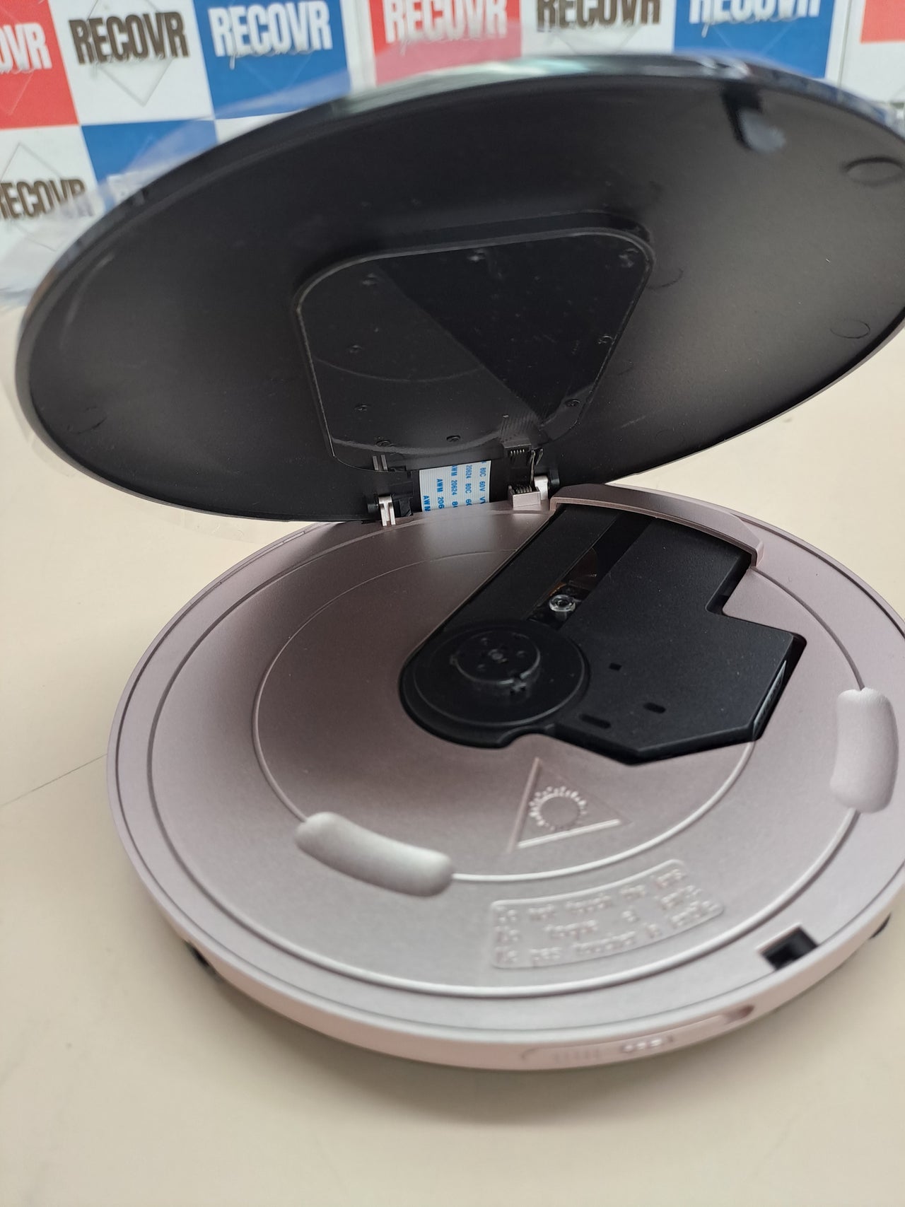 Reproductor CD portátil Grundig con batería y auriculares