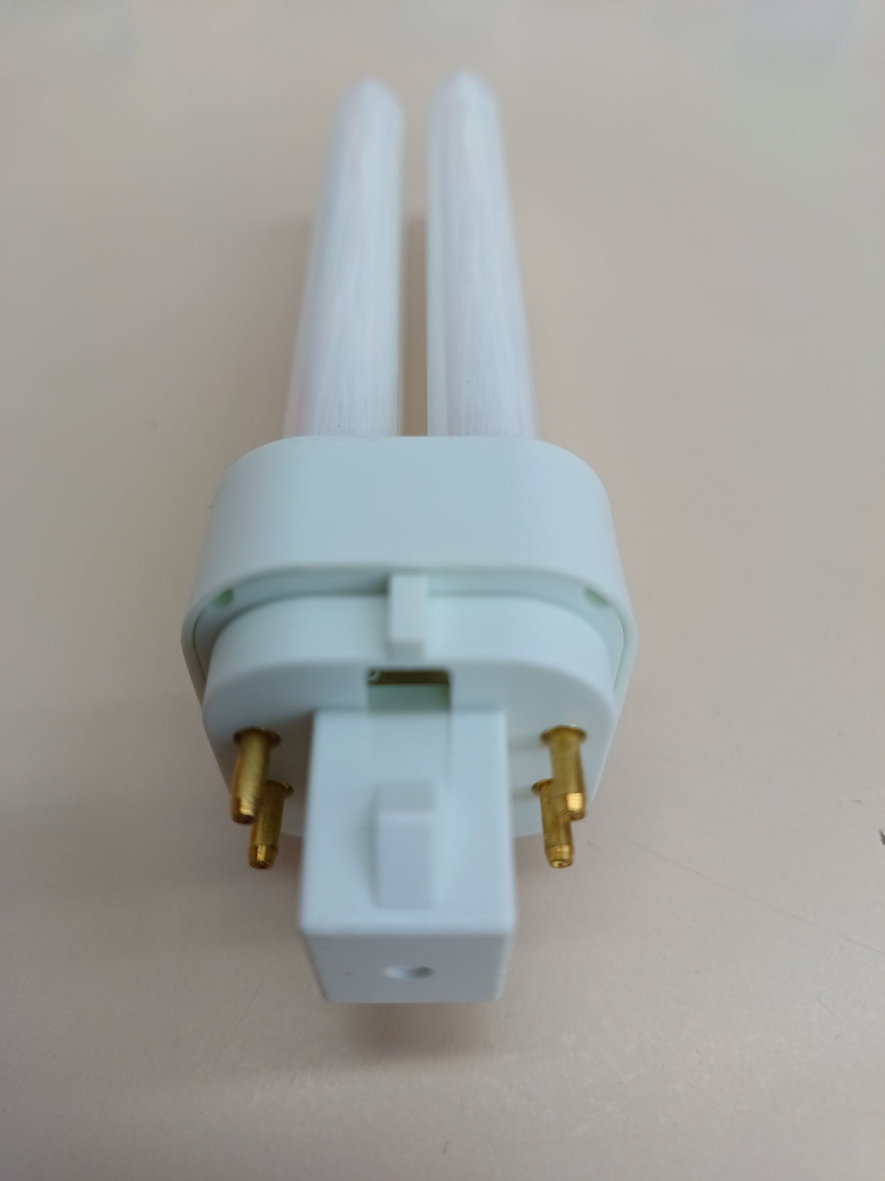 Lámpara LED 6 vatios para casquillo G24Q-1, , 600 lúmenes, blanco cálido (3000K) OSRAM DULUX D/E 13