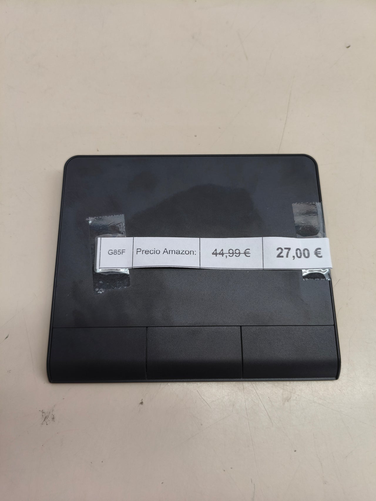 Panel táctil inalámbrico recargable para controlar el ordenador.