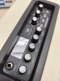 Amplificador guitarra 15W Mooer Hornet blanco