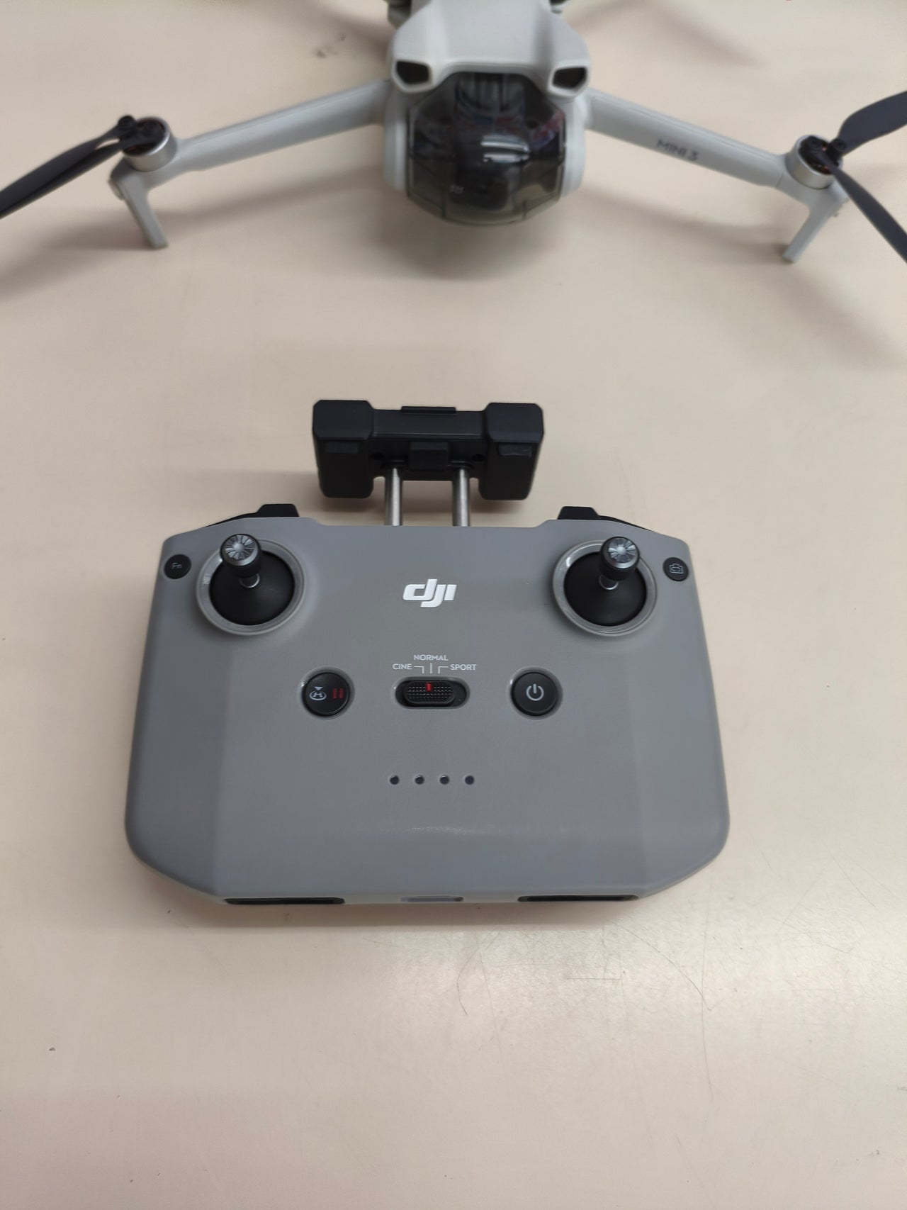 Dron DJI Mini 3 junto con su mando.