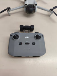 Dron DJI Mini 3 junto con su mando.