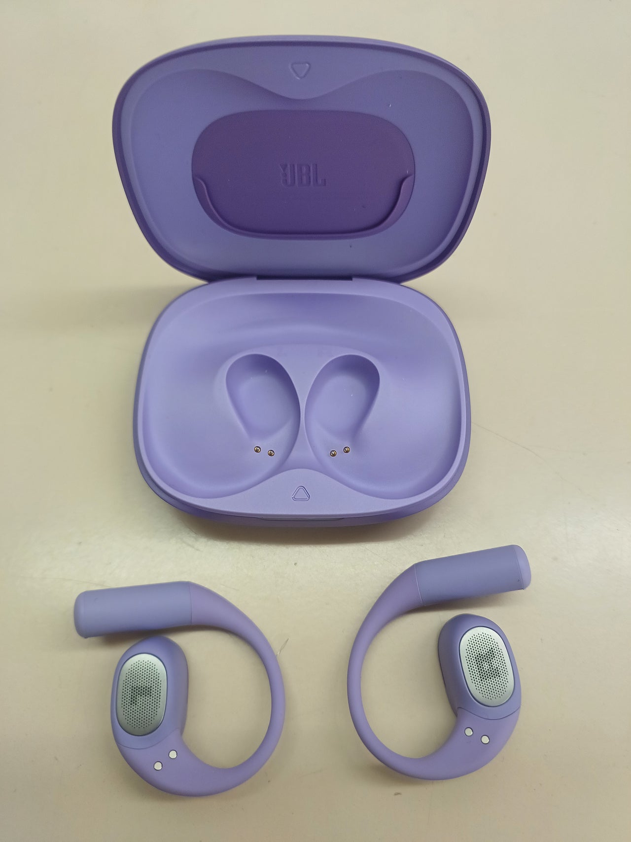 Auriculares inalámbricos abiertos JBL Sense Lite violeta con gancho para oreja