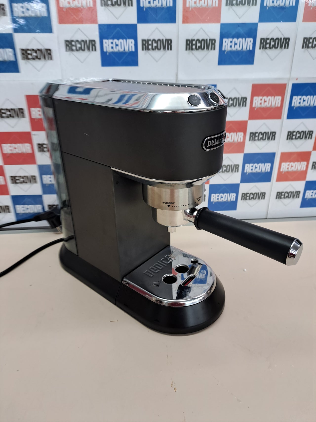 Cafetera espresso De'Longhi Dedica negra para café molido y monodosis