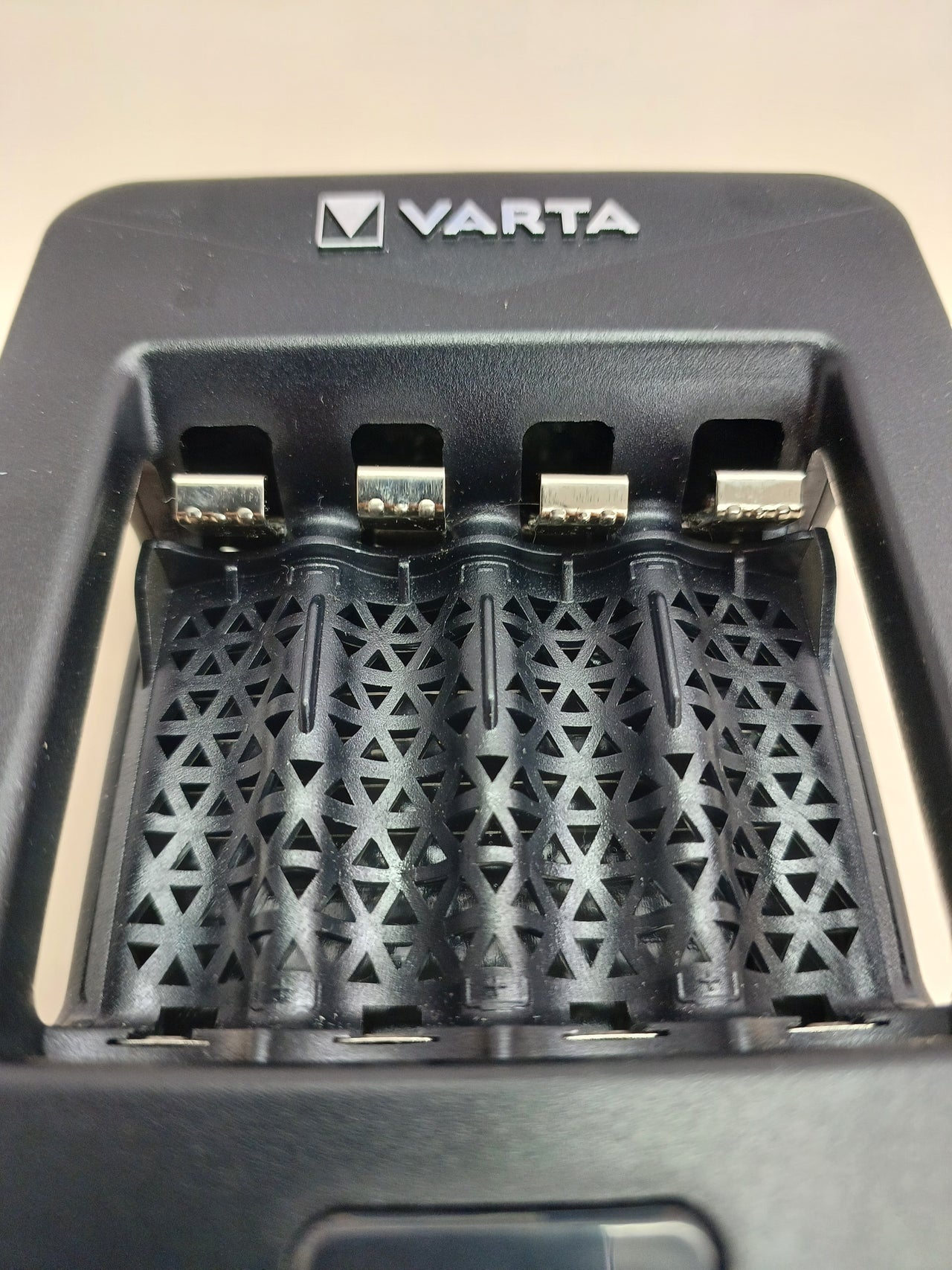 Cargador de pilas AA/AAA LCD VARTA