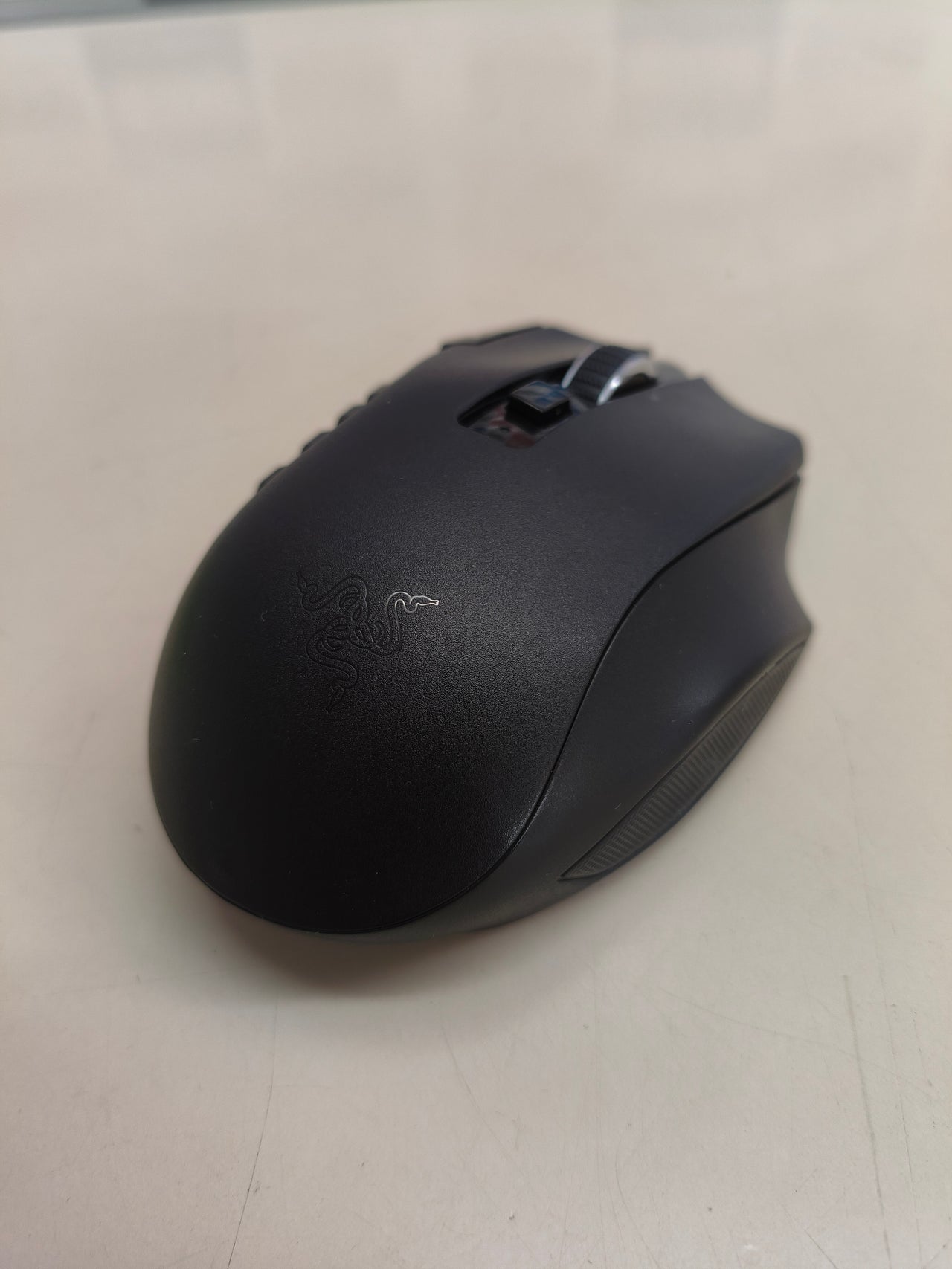 Ratón gaming inalámbrico para MMO.