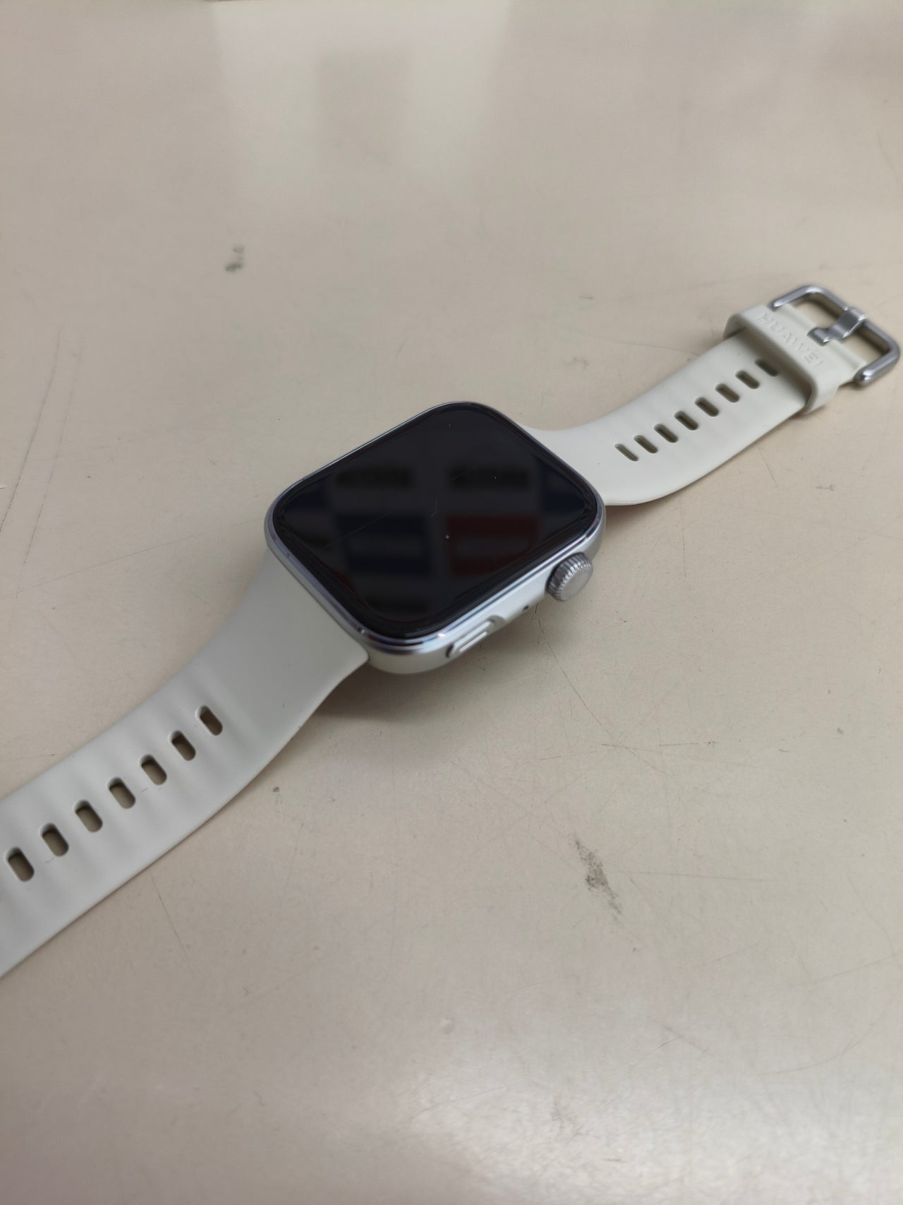 Smartwatch Huawei Watch Fit 4 con GPS.
