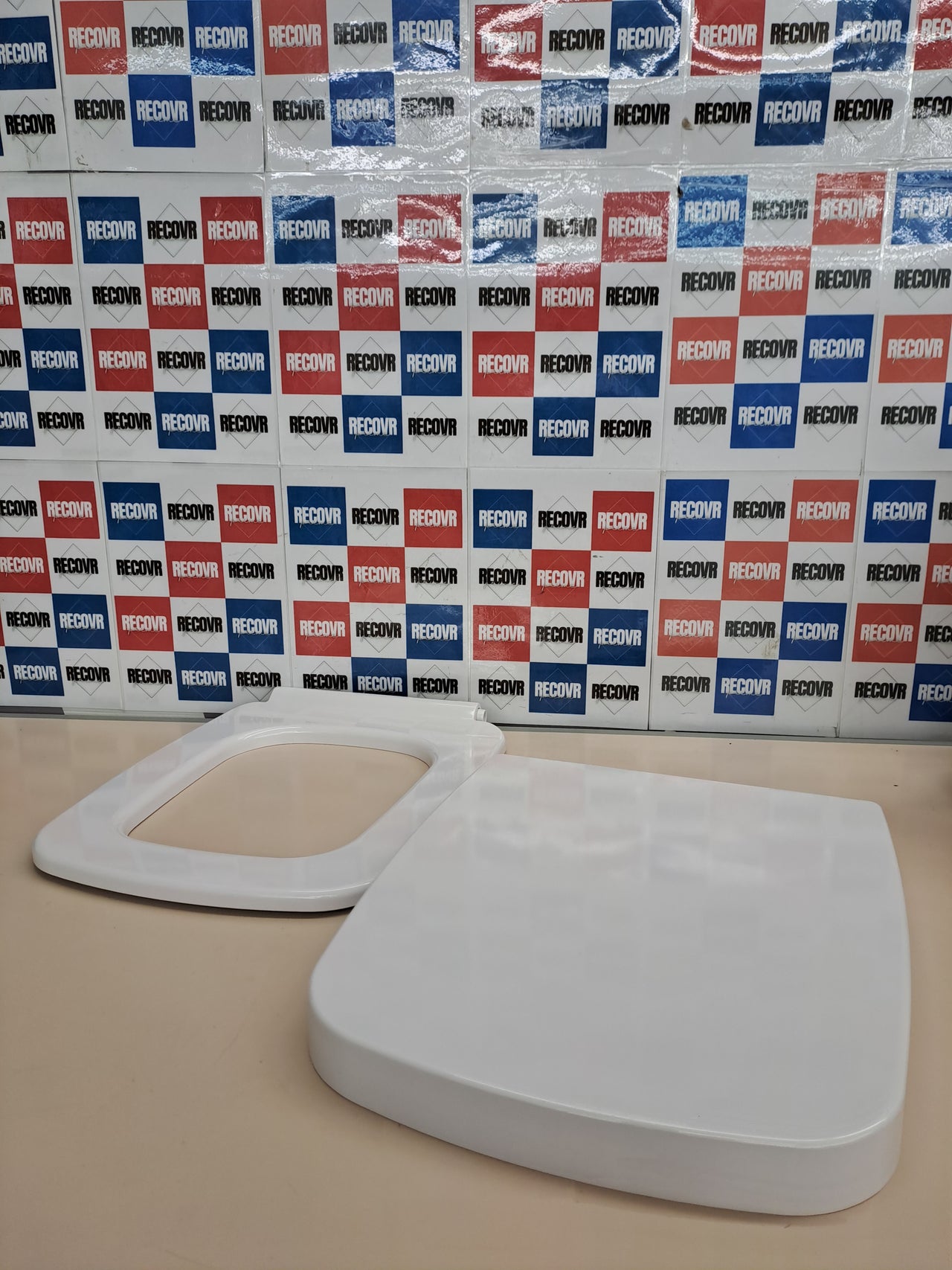 Tapa WC cuadrada con fijación acero – Gala