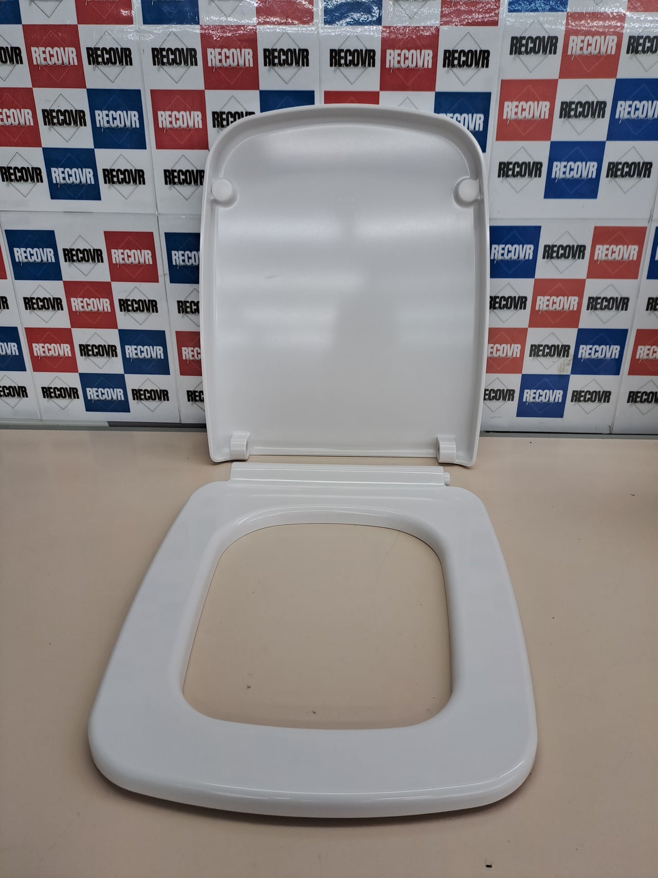 Tapa WC cuadrada con fijación acero – Gala