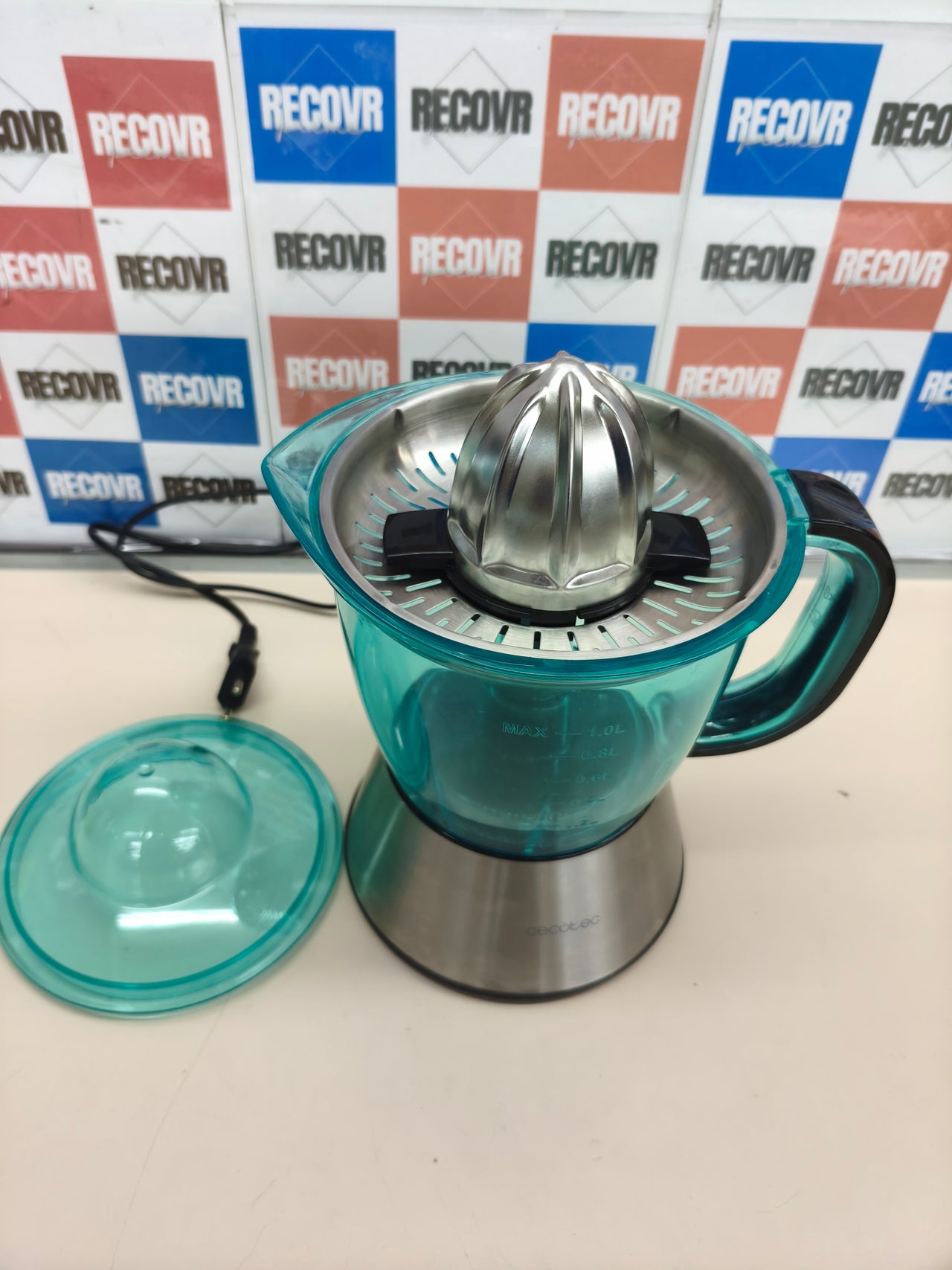 Exprimidor eléctrico de 60 W con 2 conos.