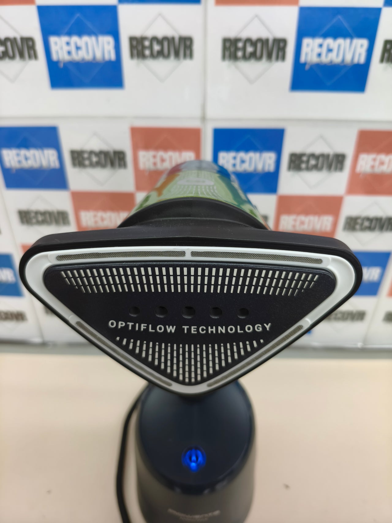 Plancha de vapor vertical de 1400 W con 2 modos de vapor.