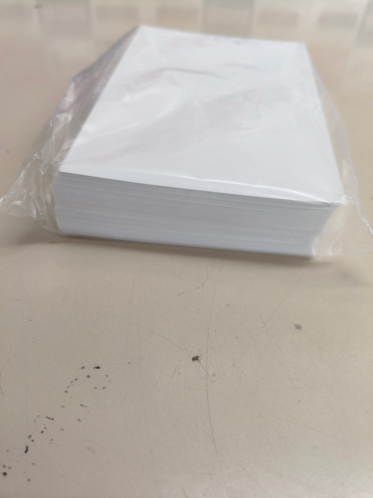 Papel fotográfico blanco de 10 × 15 cm, pack de 100 hojas.