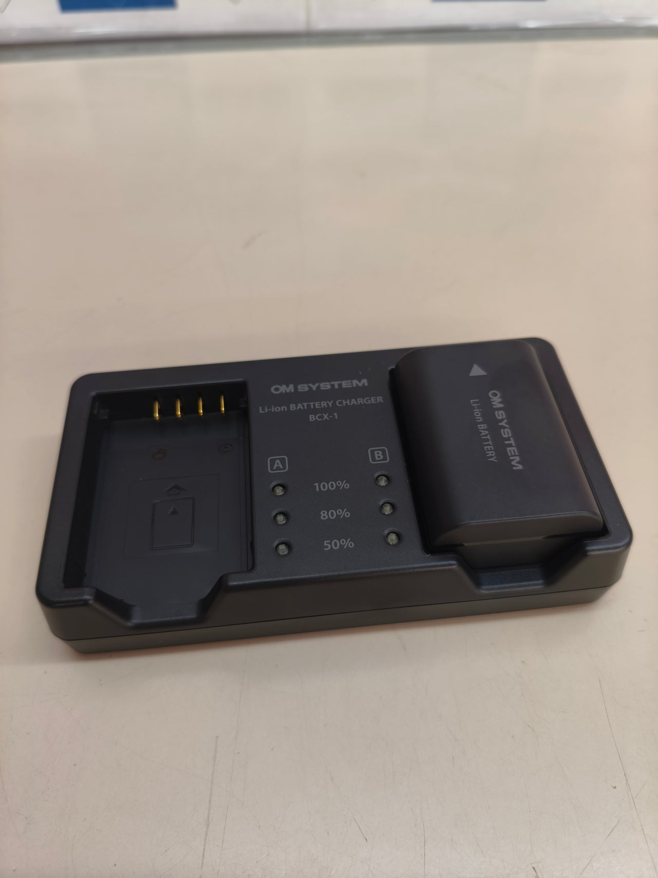 OM System SBCX-1, cargador doble + batería BLX-1