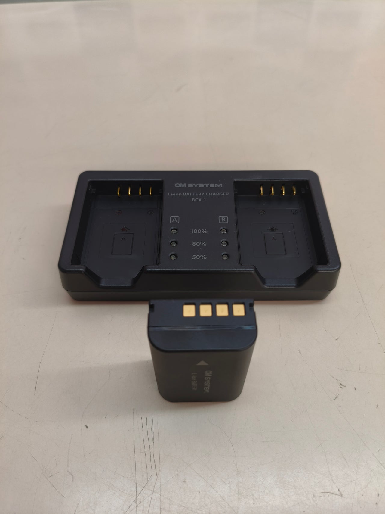 OM System SBCX-1, cargador doble + batería BLX-1
