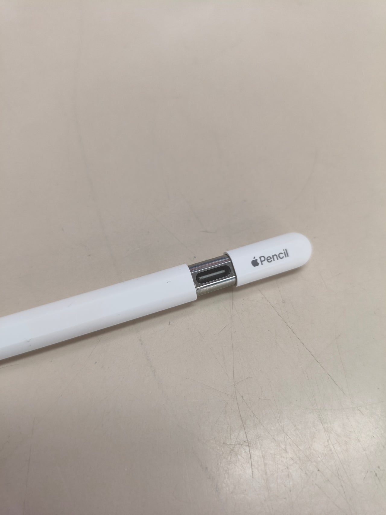 Lápiz digital Apple Pencil USB-C para iPad.