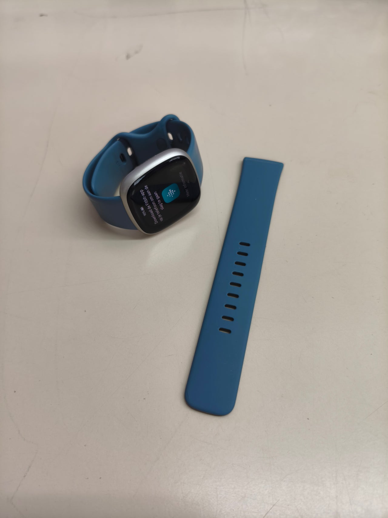 Smartwatch Fitbit Versa 4 azul menta