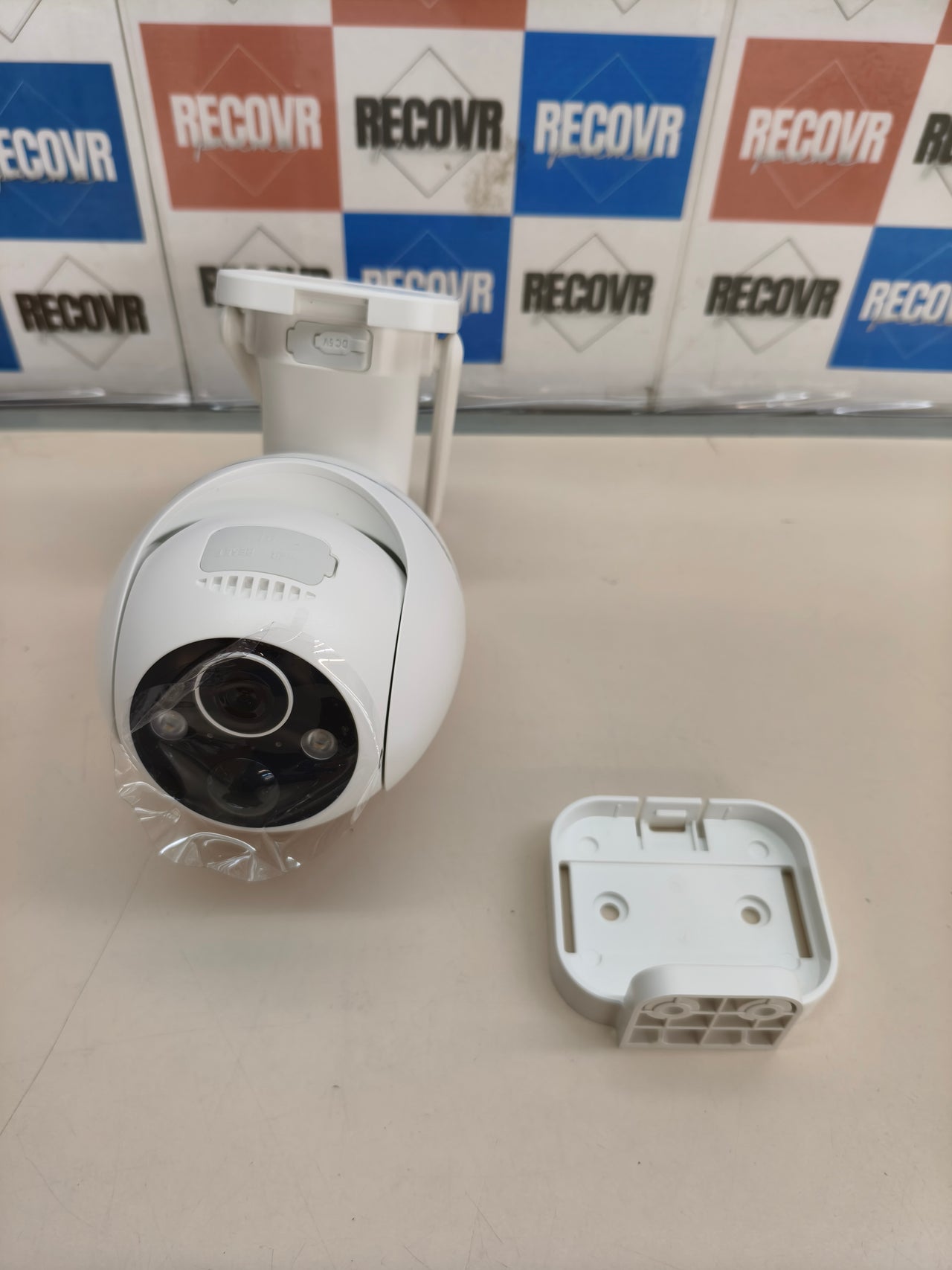 Cámara de vigilancia exterior WiFi 2K YESKANO con panel solar, PTZ 360° e IP66